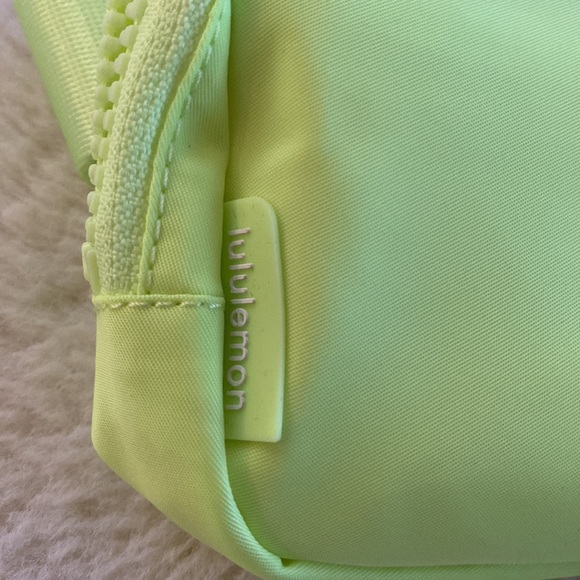 โค๏ธ Lululemon Faded Zap Extended Strap Everywhere Belt Bag NWT - Picture 4 of 8